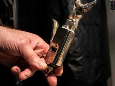 Su un altro bancone notiamo invece due �pistole� utilizzate nel caso in cui il lavaggio non abbia sortito il risultato desiderato